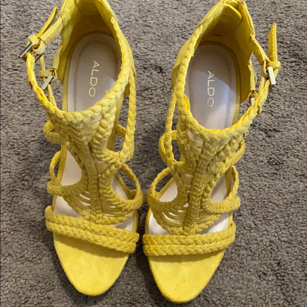 Mustard Open toe Heels - Picture 2 of 4